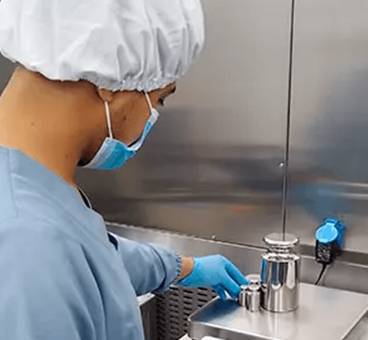 Técnico en laboratorio de volumen y densidad
