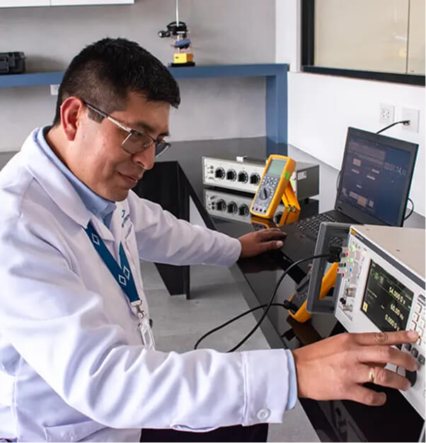 Técnico calibrando pesas patrón en laboratorio