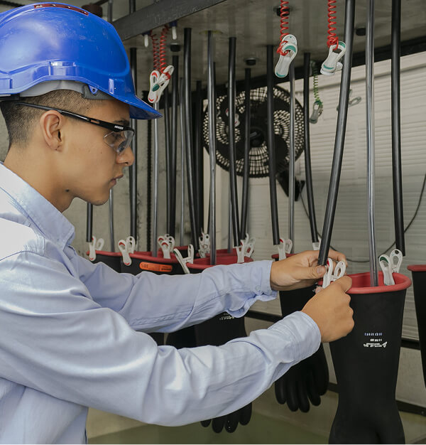 Técnico calibrando pesas patrón en laboratorio