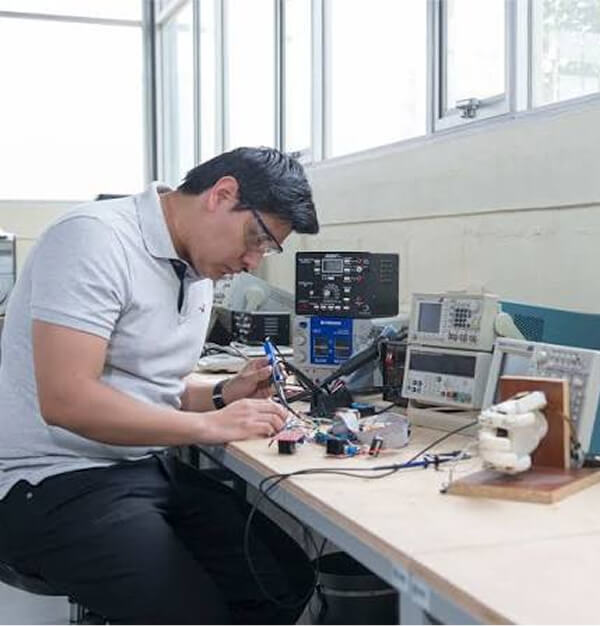 Técnico calibrando pesas patrón en laboratorio
