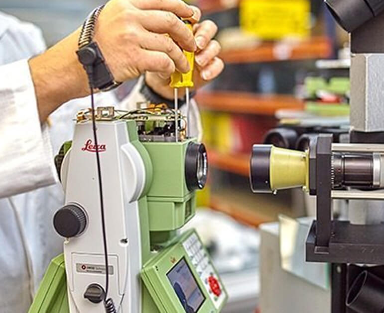 Técnico realizando mantenimiento de equipos