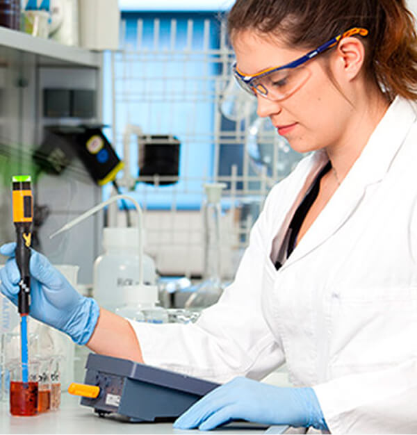 Técnico calibrando pesas patrón en laboratorio