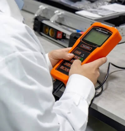 Técnico calibrando pesas patrón en laboratorio