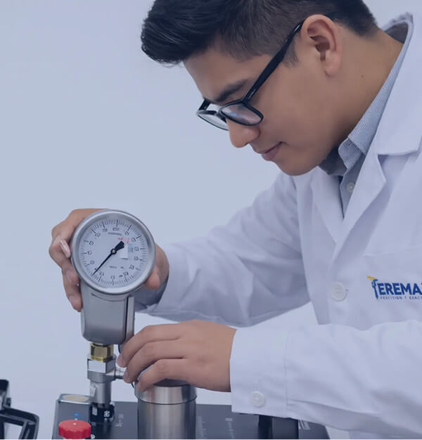 Técnico calibrando pesas patrón en laboratorio