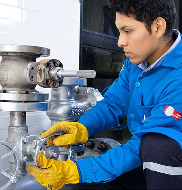 Técnico trabajando en válvula industrial