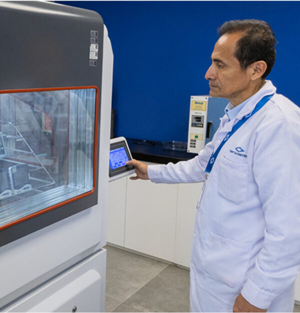 Técnico calibrando pesas patrón en laboratorio
