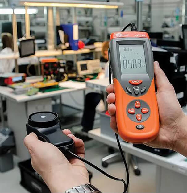 Técnico calibrando pesas patrón en laboratorio