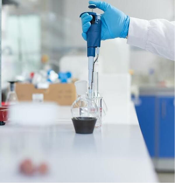 Técnico calibrando pesas patrón en laboratorio